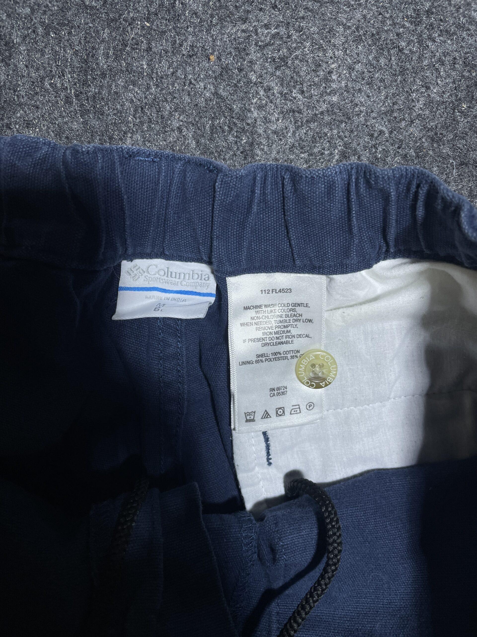 Columbia Navy Shorts detail view