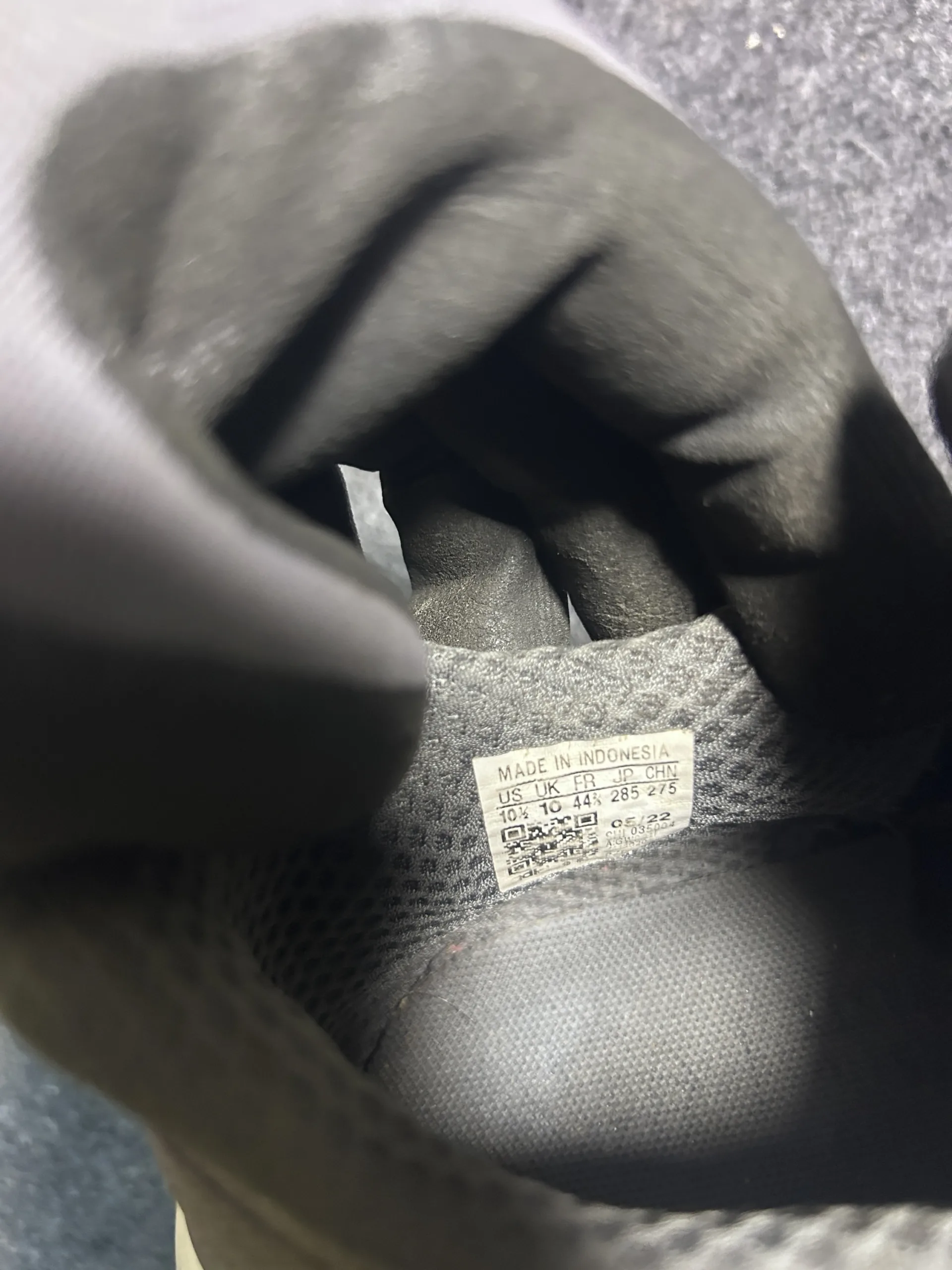 Adidas Black simple detail view