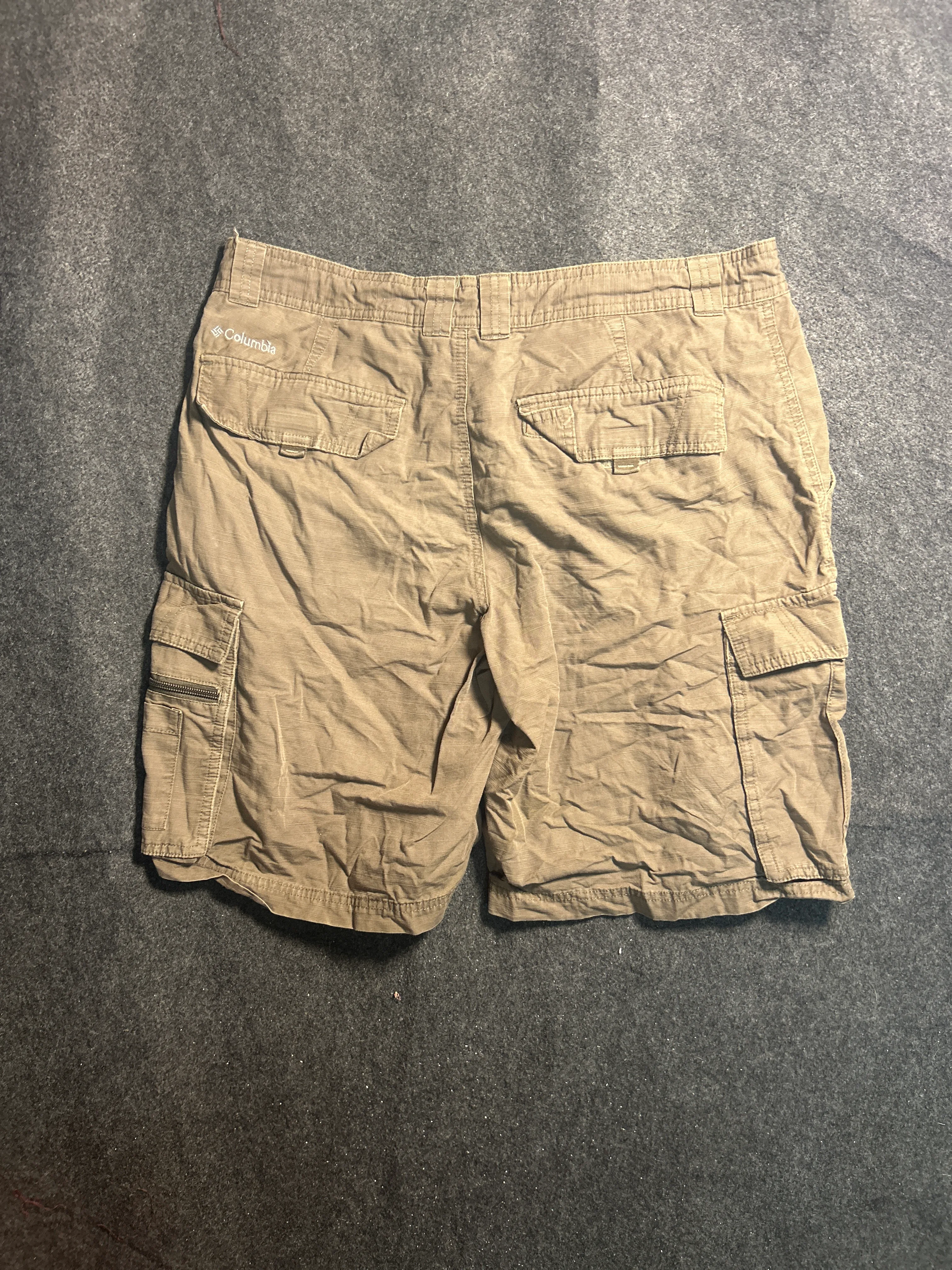 Columbia Brown Shorts detail view