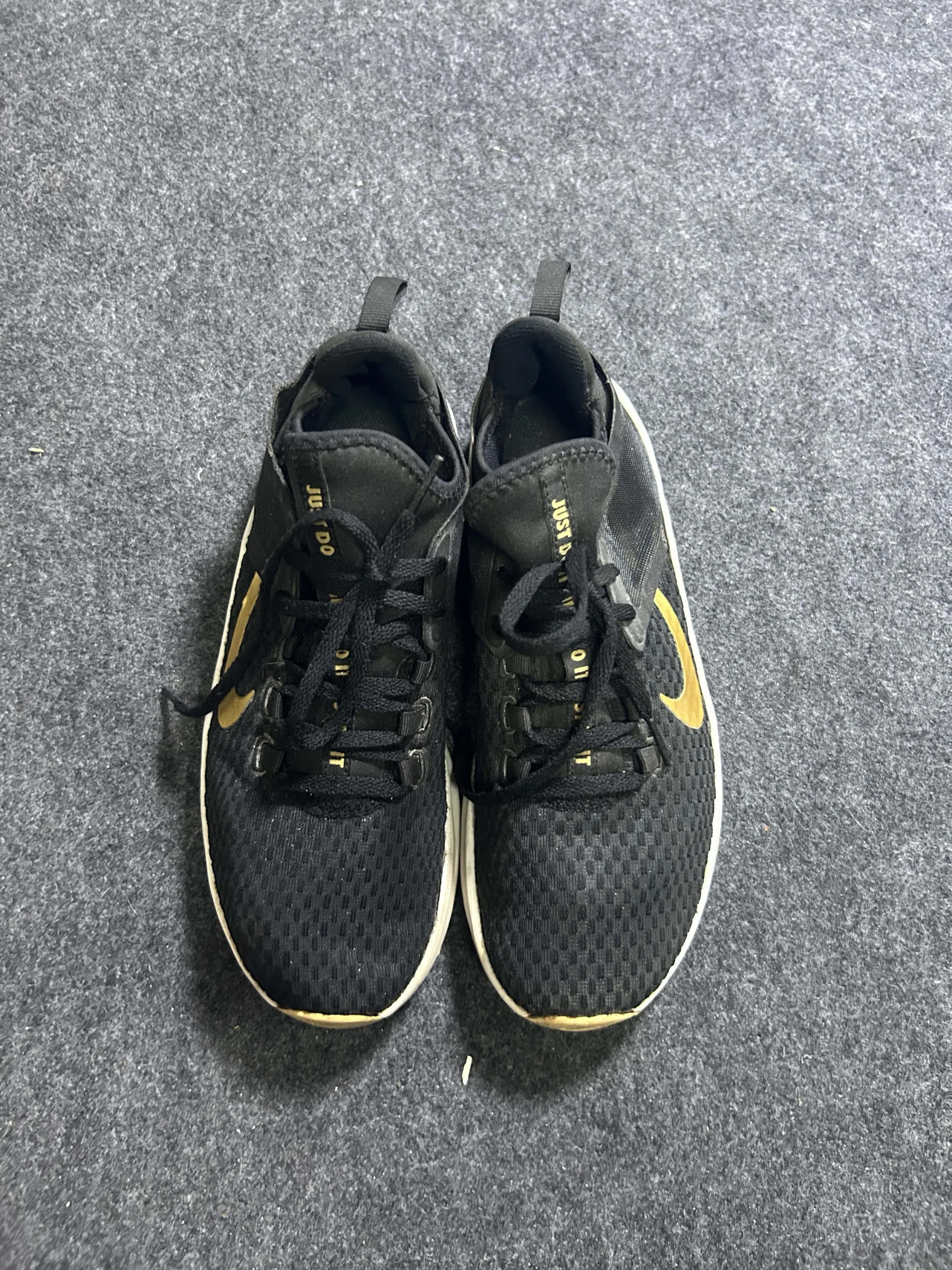 Nike Black simple detail view
