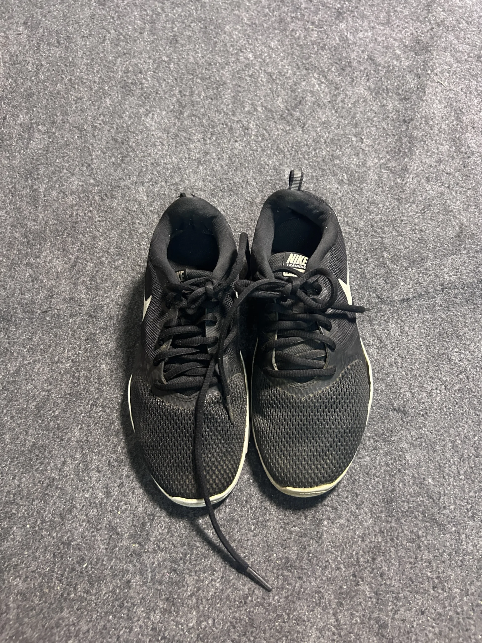 Nike Black simple detail view