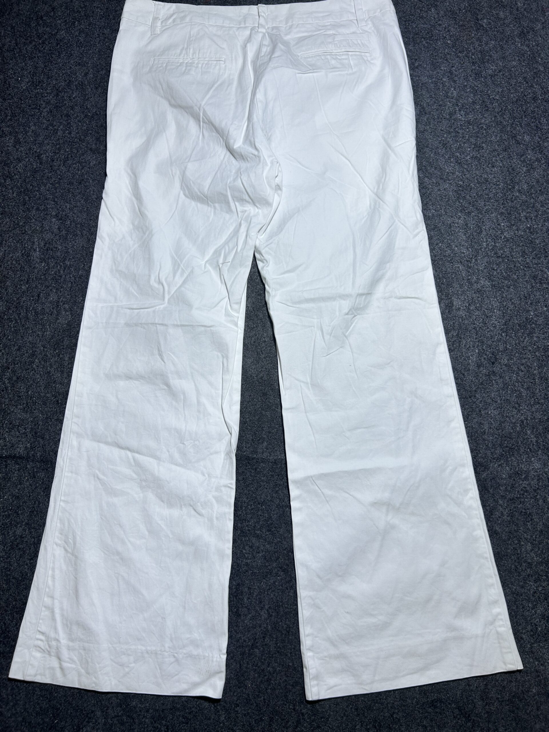 GAP White Pants detail view